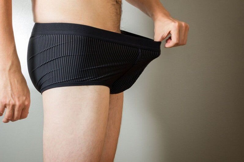 O home mira o pene despois da ampliación con limonada